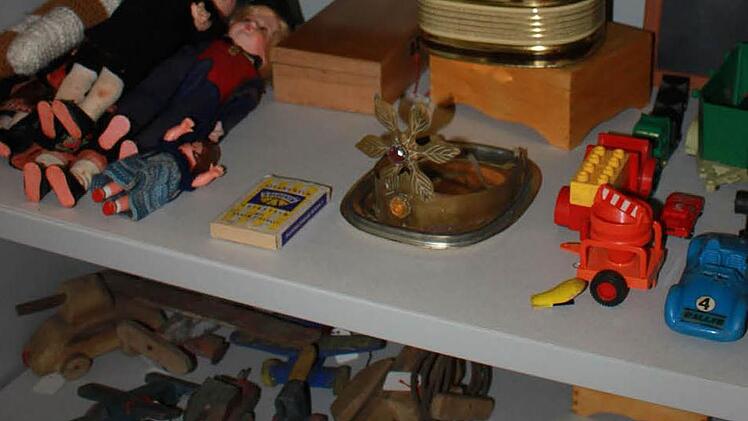 Einer der Schränke im Depot des Heimatmuseums. Ganz unten sind die ältesten Spielzeuge aus den Kriegsjahren untergebracht.