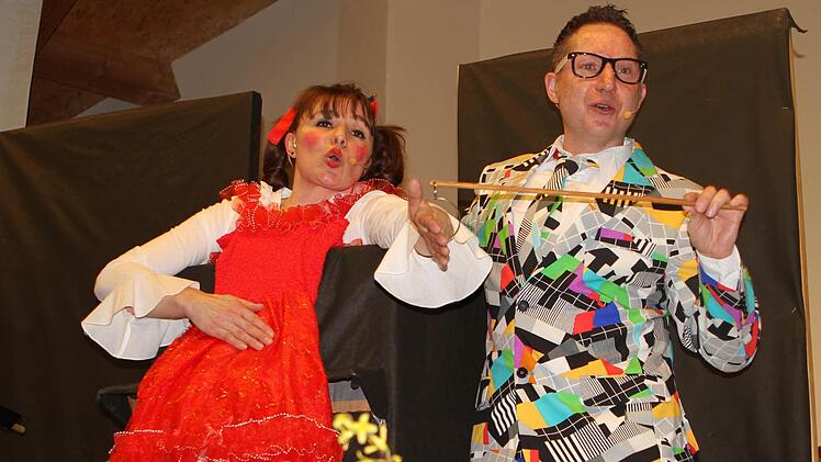 Eine fernsehreife Vorstellung bot Bernie (Bernd Stretz) mit seiner heißen Puppe Moni (Ramona Schneiderbanger). Foto: Günther Geiling