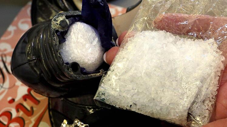 Eine 27-Jährige war dabei, als ihr Freund wiederholt die Drogel Crystal in Tschechien besorgte und nach Deutschland schmuggelte, um sie hier weiter zu verkaufen.  Symbolfoto: Stephanie Pilick/dpa