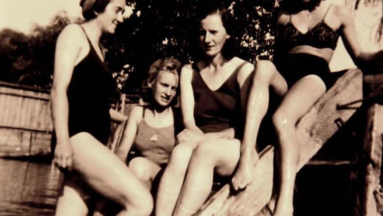 Schon in den Dreißigerjahren gab es schicke Bademode. Auf diesem Bild aus dem Stadtarchiv Höchstadt sind Badegäste in der alten Badeanstalt in Höchstadt zu sehen. Foto: Stadtarchiv Höchstadt
