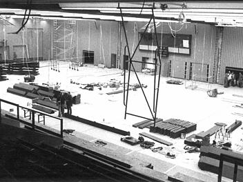 Auf dem Hallenboden warteten im März 1977 die Einzelteile der Zuschauertribüne darauf, eingebaut zu werden. Fotos: CT-Archiv - Norbert Klüglein (6) / Hess (1)