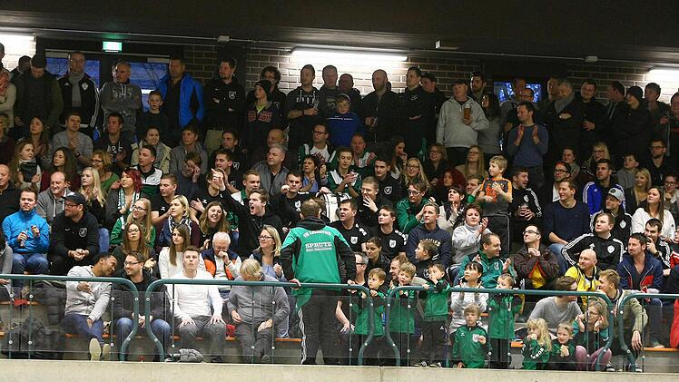 Da halfen auch die leidenschaftlichen Fans nichts. Im Viertelfinale war für Katschenreuth Schluss. Foto: Monika Limmer