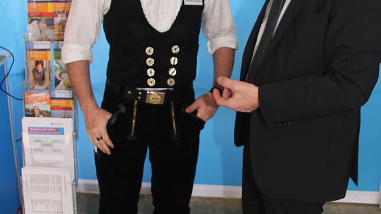 Abitur und Handwerk geht zusammen, zieht Günther Stenglein (r.) Bilanz der Abitura. Auch sein Sohn Andreas ist ein Beispiel dafür. Er trägt die Zimmermannskluft, hat aber ein Studium absolviert. Foto: Sonny Adam