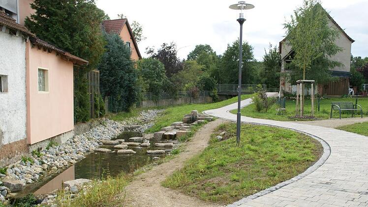 Mit mehreren kleineren Maßnahmen läuft derzeit die letzte Phase der Dorferneuerung im Ortskern von Kirchaich. Hier ein Blick auf den erneuerten Fußweg zwischen Kaulberg und Ballsieperstraße, wo jetzt auch der Schößbach als Wasserspielplatz zugänglich ist.  Sabine Weinbeer