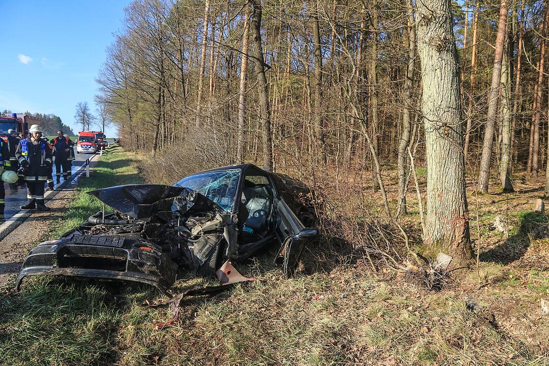 Kreis Bamberg: Beim Überholen Kontrolle verloren – 18-Jähriger kracht gegen Baum