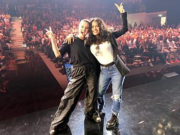 Selena Gomez (links) und die Schauspielerkollegin Salma Hayek-Pinault vor mehr als tausend Mitarbeitern in der Rudolf-Dassler-Halle  Foto: Puma (Ralf Rödel)