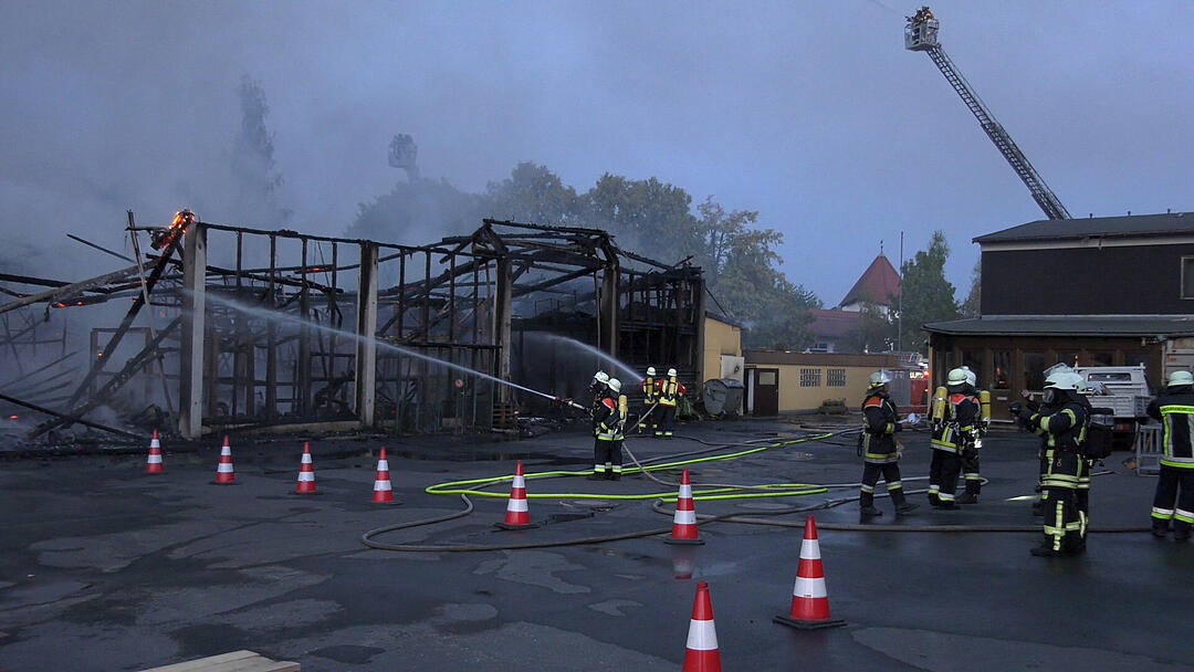 Lagerhalle in Wunsiedel komplett abgebrannt - Schaden enorm, Einsturzgefahr