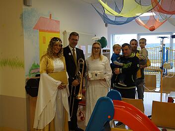 Das Christkind besuchte das Helios St. Elisabeth-Krankenhaus und machte gro&szlig;en und kleinen Patienten eine Freude. Stefanie Noe