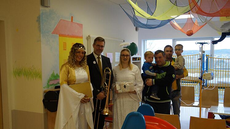 Das Christkind besuchte das Helios St. Elisabeth-Krankenhaus und machte gro&szlig;en und kleinen Patienten eine Freude. Stefanie Noe