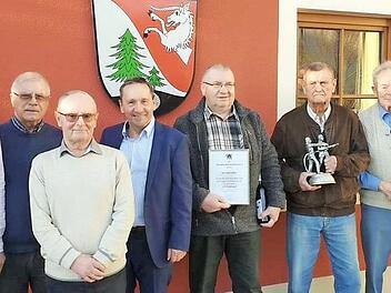 Im Bild von links: Vorsitzender Tobias Ernst, Ehrenmitglieder Ewald Wunder und Dieter Janovsky, Bürgermeister Norbert Gräbner, Ehrenvorsitzende Manfred Karl und Helmut Stegner, Ehrenmitglied Horst Fichtner, Zweiter Vorsitzender Frank Müller Foto: privat