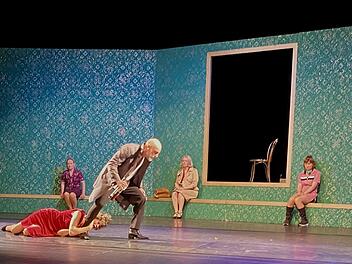 Goethes "Stella" in einer ausgezeichneten entstaubten Fassung der Hamburger Kammerspiele, die beim Theaterring Bad Kissingen im Kurtheater gastierte.