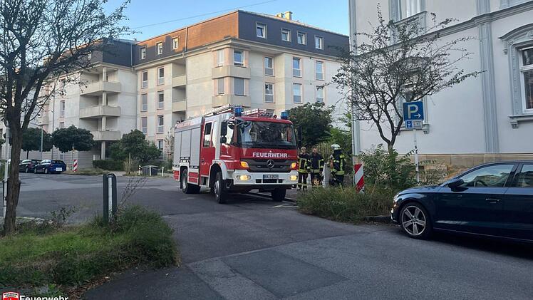 Feuerwehr Bamberg rückt zu mehrstöckigem Wohnhaus aus - nach Alarm durch Rauchwarnmelder