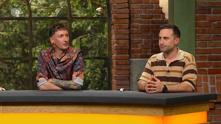 "Ich bin selber Ornithologie-begeistert und finde es deswegen für meine Sammlung sehr spannend", zeigte Fabian Kahl (links) großes Kaufinteresse. Bei 2.500 Euro bekam er dann auch den Zuschlag.