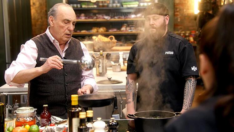Gennaro Contaldo (links) beehrte als Gast die aktuelle Folge von "Mälzers Meisterklasse".