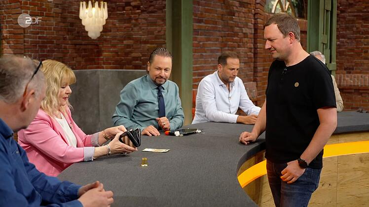 Elke Velten bezahlte am Ende 250 Euro f&uuml;r das Spielzeug.
