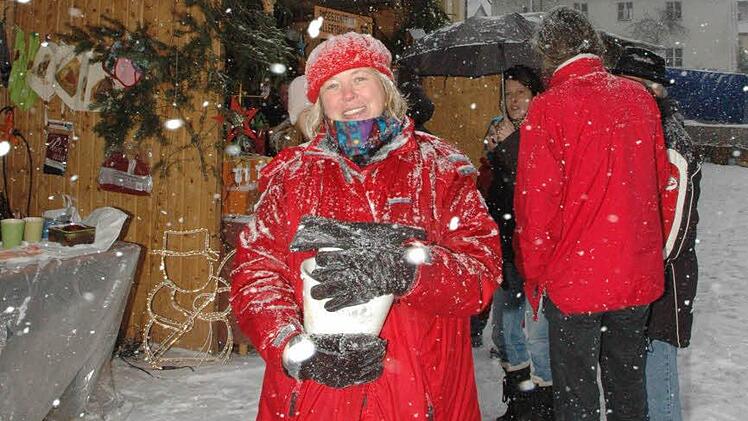 Doris Pressel von der Arbeitsgemeinschaft Sozialdemokratischer Frauen ASF musste ihren Los-Eimer zuhalten, sonst wäre er bald voll Schnee gewesen.