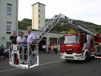 Da waren Bürgermeister Franz Josef Kraus (rechts) und der ehemalige Kommandant der Freiwilligen Feuerwehr Ebermannstadt, Franz Josef Hetz (Zweiter von links), noch gemeinsam im Rettungskorb. Foto: Archiv