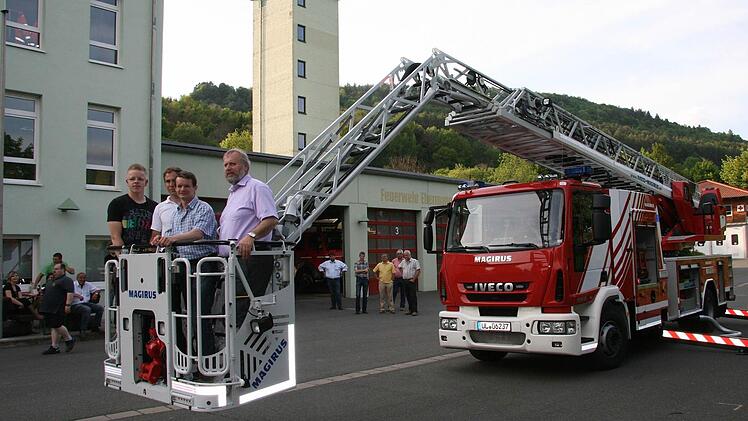 Da waren Bürgermeister Franz Josef Kraus (rechts) und der ehemalige Kommandant der Freiwilligen Feuerwehr Ebermannstadt, Franz Josef Hetz (Zweiter von links), noch gemeinsam im Rettungskorb. Foto: Archiv