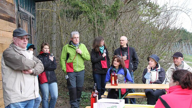 Josef Merz (links) erzählt von der Arbeit in seinem Weinberg mit über 100-jähriger Familientradition.