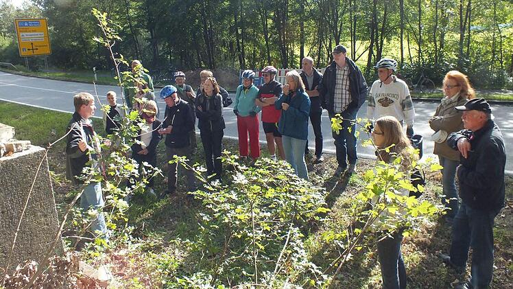 Manfred Welker (l.) begann die Führung am Eichenbrünnlein, dem Ursprung der Herzogenauracher Wasserversorgung. Foto: privat