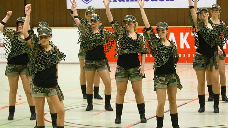Die Prinzengarde des Musikvereins Kupferberg - unter der Leitung von Gabi Bunzel - hat vor den Finalspielen ihren großen Auftritt.