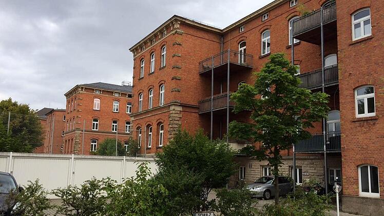 Gelungene Konversion in der Pödeldorfer Straße. Das Gebäude rechts beherbergt Wohnungen, das dahinter ist noch US-Standort.   Foto: MW