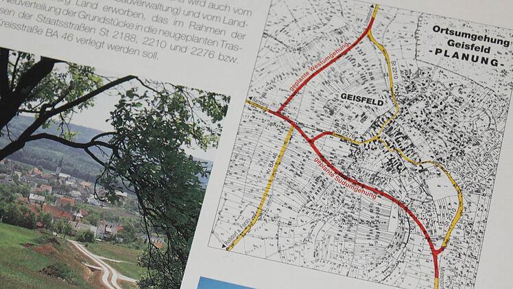 Der Prospekt zur 1979 begonnen Flurbereinigung zeigt die geplanten Straßen. Vom damaligen Landtagsabgeordneten Philipp Vollkommer (CSU) ist dazu die Aussage überliefert: "Ohne Umgehungen ist die Dorferneuerung nur eine halbe Sache und rausgeschmissenes Geld." Foto: hak