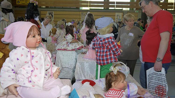 Hat am Samstag von 10 bis 17 Uhr noch einmal geöffnet: die Sammlerbörse für antike Puppen, Teddybären, Steifftiere, Miniaturen, Blechspielzeug, Eisenbahnen und Elastolin-Figuren in der Frankenhalle Neustadt. Foto: Berthold Köhler