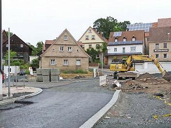 Die Arbeiten in der Ortsmitte von Himmelkron sind in vollem Gange. In der jüngsten Sitzung hat der Gemeinderat noch ergänzende Arbeiten für die Straßenentwässerung beschlossen.  Foto: Werner Reißaus
