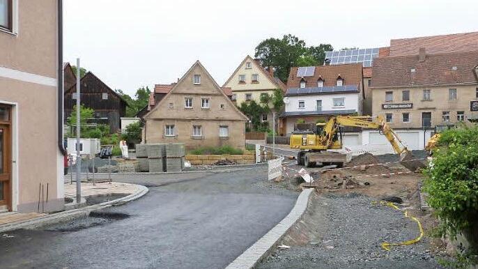 Die Arbeiten in der Ortsmitte von Himmelkron sind in vollem Gange. In der jüngsten Sitzung hat der Gemeinderat noch ergänzende Arbeiten für die Straßenentwässerung beschlossen.  Foto: Werner Reißaus