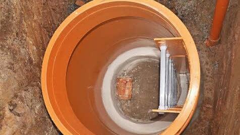 Das kleine viereckige Ding am Boden des Schachts ist die Rückstauklappe.  Foto: Kathrin Kupka-Hahn