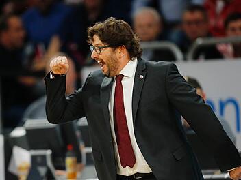 Brose Bamberg-Coach Andrea Trinchieri hat keine guten Erinnerungen an G&ouml;ttingen: Beim letzten Aufeinandertreffen fing sich der Italiener zwei technische Fouls ein und musste die Halle verlassen. Foto: Daniel L&ouml;b/Archiv