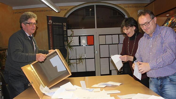 26 Stimmbezirke gab es bei der Bürgermeisterwahl, hier im Bild die Auszählung im Wahllokal Kur- und Tourismus-Service mit (v.l.) Hartwig Hümmer, Margarete Greich-Hewera und Markus Alin.Foto: Popp