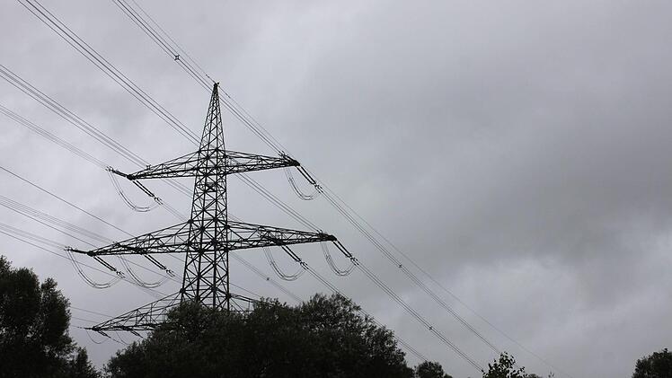Düstere Stimmung ob weiterer Stromtrassen herrscht nicht nur im Landkreis Lichtenfels.  Foto: Ramona Popp/Archiv