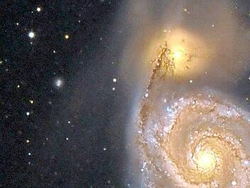 Strudel- oder auch Whirlpool-Galaxy wird dieses gut 30 Millionen Lichtjahre entfernte, spiralförmige Himmelsprodukt (M51) im Sternbild Jagdhunde genannt. Es handelt sich dabei  um  eine Anhäufung von  Gas- und Staubmassen mit etwa 100 Milliarden Sternen. (Bildbelichter) Schüler des Friedrich-König-Gymnasiums/ (Entwickler) Pater Christoph Gerhard