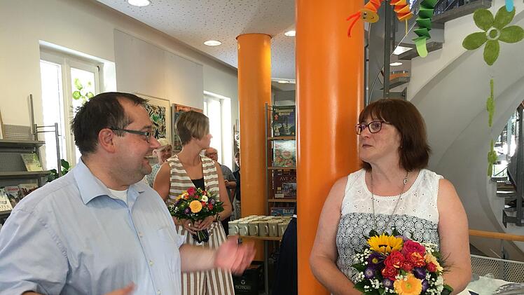 Blumen gab es auch für Bücherei-Leiterin Claudia Helmreich.Foto: Anette Schreiber