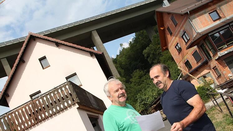 Die Römershäger Karl Heinz Weismantel und Franz Weber wohnen nahe an der Talbrücke der Autobahn. Das Bauwerk soll erneuert werden. Nun wollen die Bürger erreichen, dass die Belastungen für die Anwohner so gering wie möglich werden. Foto: Ulrike Müller