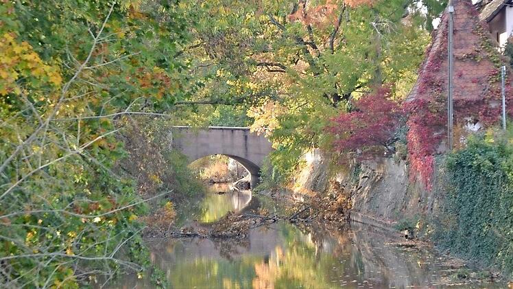 Herbstliches Laub umschließt die Brücke heute.  Foto: Bernhard Panzer
