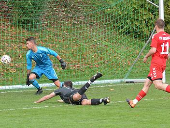 Mit einem Flugkopfball, der zur Ecke gelenkt werden sollte, wurde der Reichenbacher Dominik Seufert (liegend) zur tragischen Figur des Spiels, denn der Ball schlug kurz vor dem Pause im eigenen Kasten ein. Foto: ssp