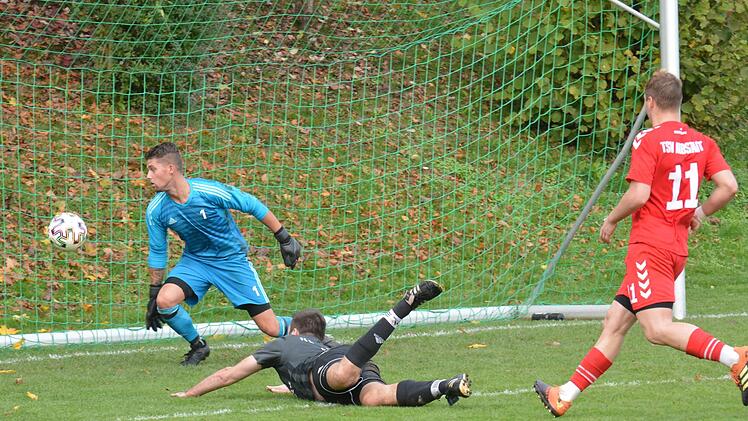 Mit einem Flugkopfball, der zur Ecke gelenkt werden sollte, wurde der Reichenbacher Dominik Seufert (liegend) zur tragischen Figur des Spiels, denn der Ball schlug kurz vor dem Pause im eigenen Kasten ein. Foto: ssp
