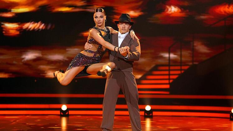 Fabian Hambüchen beeindruckt beim Tango zu "La Bordona" mit schwierigen Hebefiguren und einem perfekten Tanz-Dialog mit Anastasia Maruster.