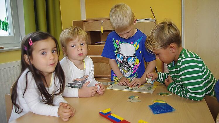 Emilia, Arthur, Aaron und Luca (von links) haben Spaß beim Puzzeln.