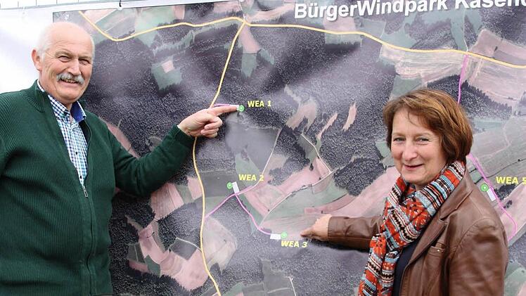 Hier entstehen die ersten drei Windräder im Lichtenfelser Landkreis: Friedbert Weiß und Gabi Huber deuten auf die Standorte der Anlagen östlich der Straße Richtung Görau. Foto: Stefan Lutter