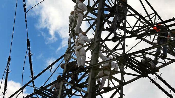 Neun Industriekletterer säuberten einen Hochspannungsmasten bei Friesen.  Foto: Friedwald Schedel