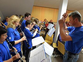 Der Nachwuchs der Blaskapelle Niedermirsberg sind die "Jungen Mühlbachtaler Musikanten". Foto: Ronald Rinklef