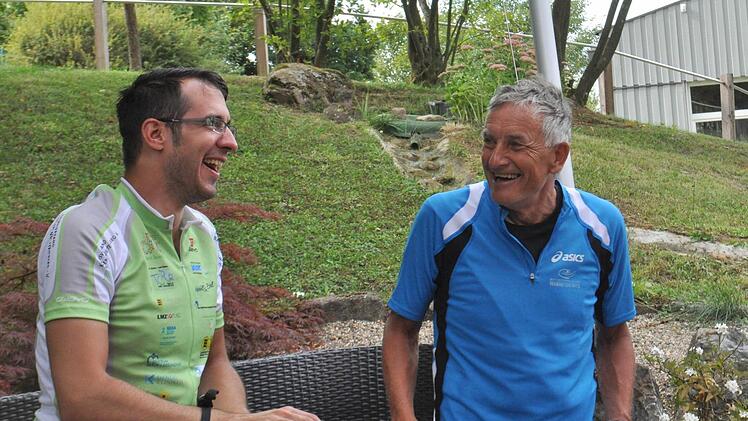 Thomas Gensler (links) mit Radtour-Organisator Hubert Seiter. Foto: Rainer Lucas