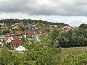 Schwürbitz mit seinen beiden Kirchen von Marktzeuln aus gesehen. Foto: Horst Habermann