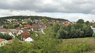 Schwürbitz mit seinen beiden Kirchen von Marktzeuln aus gesehen. Foto: Horst Habermann
