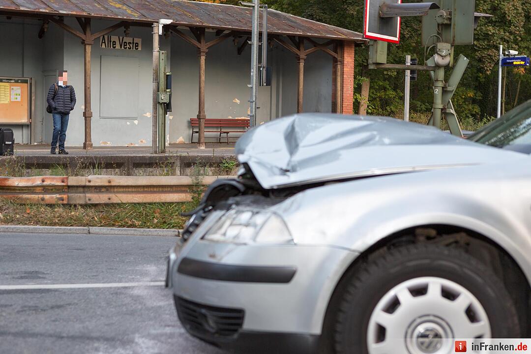 Pkw kollidiert mit Regionalbahn