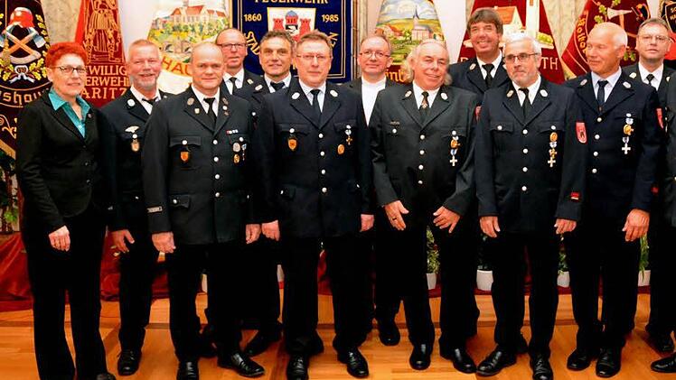 Das Staatliche Ehrenkreuz in Gold für 40-jährige aktive Dienstzeit erhielten von stellvertretender Landrätin Monika Horcher (links) und Kreisbrandrat Benno Metz (rechts): Bernd Janouschek, Rainer Schmitt, Roland Bühner, Lothar Schäfer, Peter Kühnlein, Thomas Keßler, Günter Götz, Joachim Hirschmann, Peter Reichert, Elmar Kleinhenz und Harald Albert. Foto: Peter Rauch